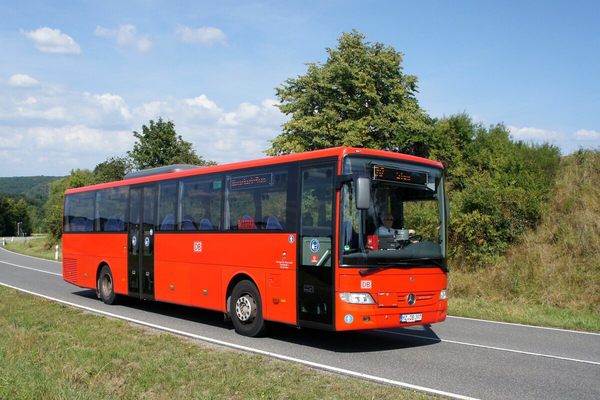 Bus Rheinland-Pfalz: Mercedes-Benz Integro (MZ-DB 397) der DB Regio Bus Mitte GmbH, aufgenommen im September 2021 in der Nähe von Sienhachenbach, einer Ortsgemeinde im Landkreis Birkenfeld.