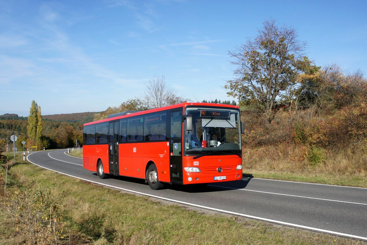Bus Rheinland-Pfalz: Mercedes-Benz Integro (MZ-DB 399) der DB Regio Bus Mitte GmbH, aufgenommen im Oktober 2021 in der Nähe von Sienhachenbach, einer Ortsgemeinde im Landkreis Birkenfeld.
