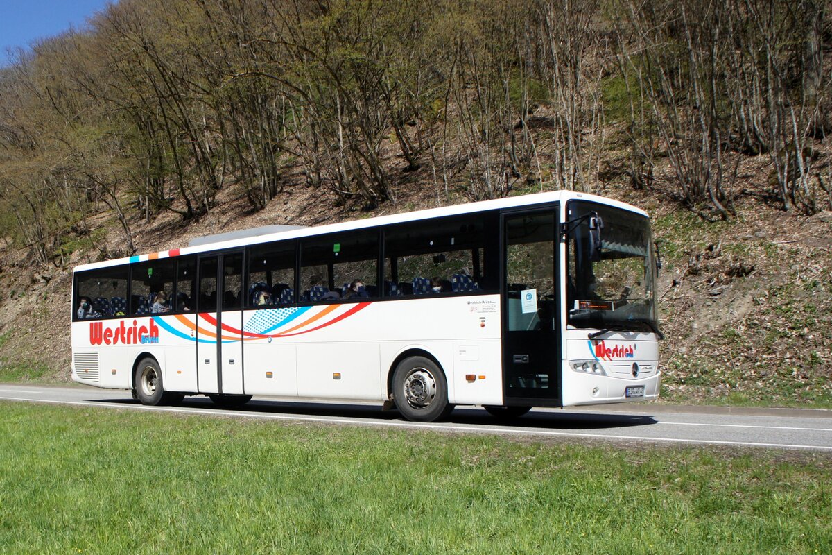 Bus Rheinland-Pfalz: Mercedes-Benz Intouro (BIR-WR 48) vom Omnibusbetrieb Westrich Reisen GmbH, aufgenommen im April 2021 in der Nähe von Herrstein, einer Ortsgemeinde im Landkreis Birkenfeld.