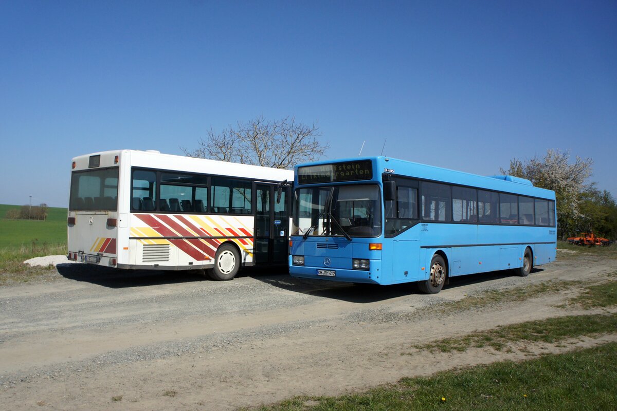Bus Rheinland-Pfalz: Mercedes-Benz O 405 (KH-RH 412) sowie Mercedes-Benz O 407 (KH-RH 230) der Rudolf Herz GmbH & Co. KG, aufgenommen im April 2021 in der Nähe von Becherbach (​Pfalz), einer Ortsgemeinde im Landkreis Bad Kreuznach in Rheinland-Pfalz.