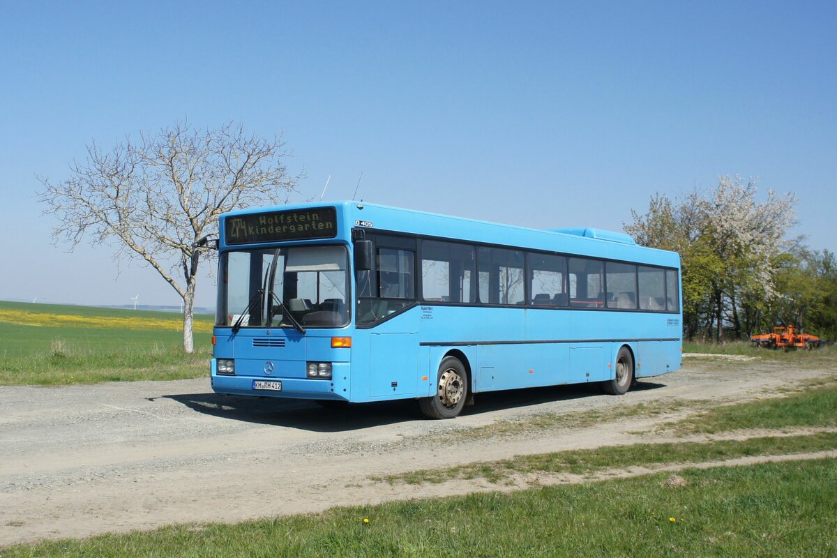 Bus Rheinland-Pfalz: Mercedes-Benz O 405 (KH-RH 412) der Rudolf Herz GmbH & Co. KG, aufgenommen im April 2021 in der Nähe von Becherbach (​Pfalz), einer Ortsgemeinde im Landkreis Bad Kreuznach in Rheinland-Pfalz.