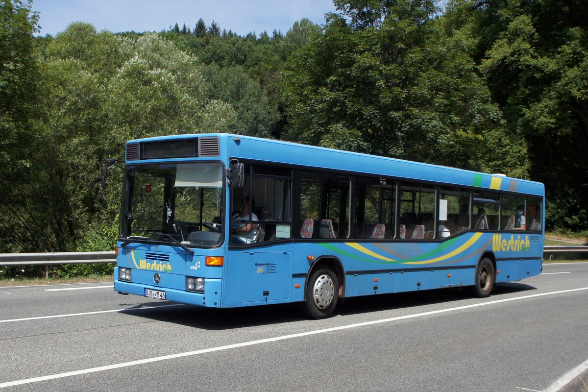 Bus Rheinland-Pfalz: Mercedes-Benz O 405 NÜ (BIR-WR 46) vom Omnibusbetrieb Westrich Reisen GmbH, aufgenommen im Juli 2022 in der Nähe von Herrstein, einer Ortsgemeinde im Landkreis Birkenfeld.