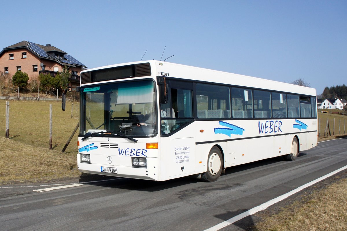 Bus Rheinland-Pfalz: Mercedes-Benz O 407 (DAU-W 109) vom Busunternehmen Stefan Weber, aufgenommen im Februar 2021 in Baar, einer Ortsgemeinde im Landkreis Mayen-Koblenz.