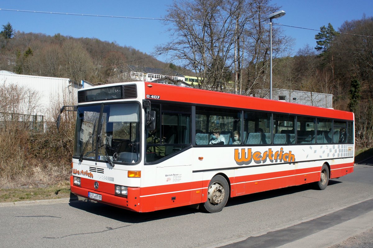 Bus Rheinland-Pfalz: Mercedes-Benz O 407 (BIR-WR 89) vom Omnibusbetrieb Westrich Reisen GmbH, aufgenommen im März 2021 in Herrstein, einer Ortsgemeinde im Landkreis Birkenfeld.
