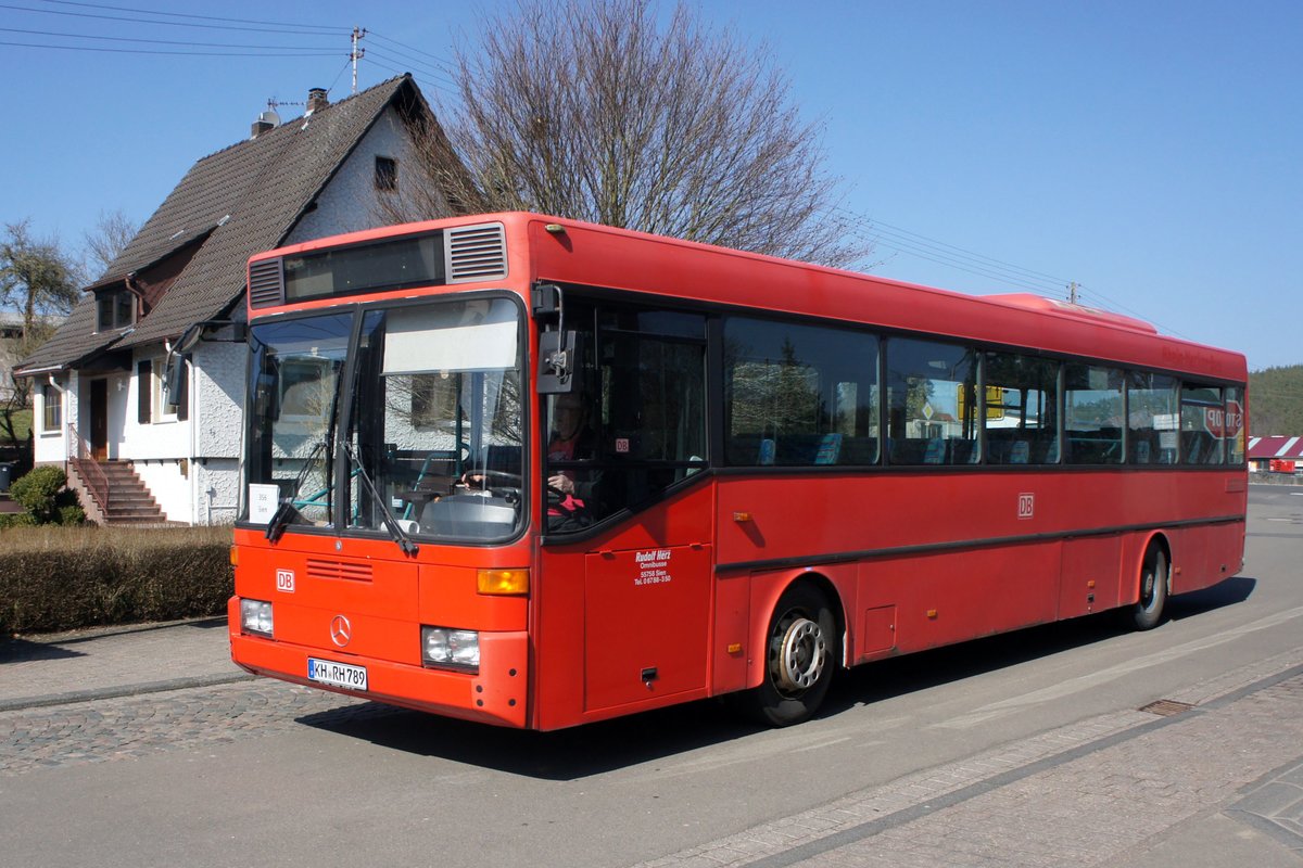 Bus Rheinland-Pfalz: Mercedes-Benz O 407 (KH-RH 789) der Rudolf Herz GmbH & Co. KG, aufgenommen im März 2021 in Sien, einer Ortsgemeinde im Landkreis Birkenfeld.