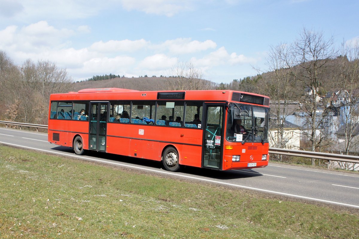 Bus Rheinland-Pfalz: Mercedes-Benz O 407 (KH-RH 789) der Rudolf Herz GmbH & Co. KG, aufgenommen im März 2021 in der Nähe von Herrstein, einer Ortsgemeinde im Landkreis Birkenfeld.