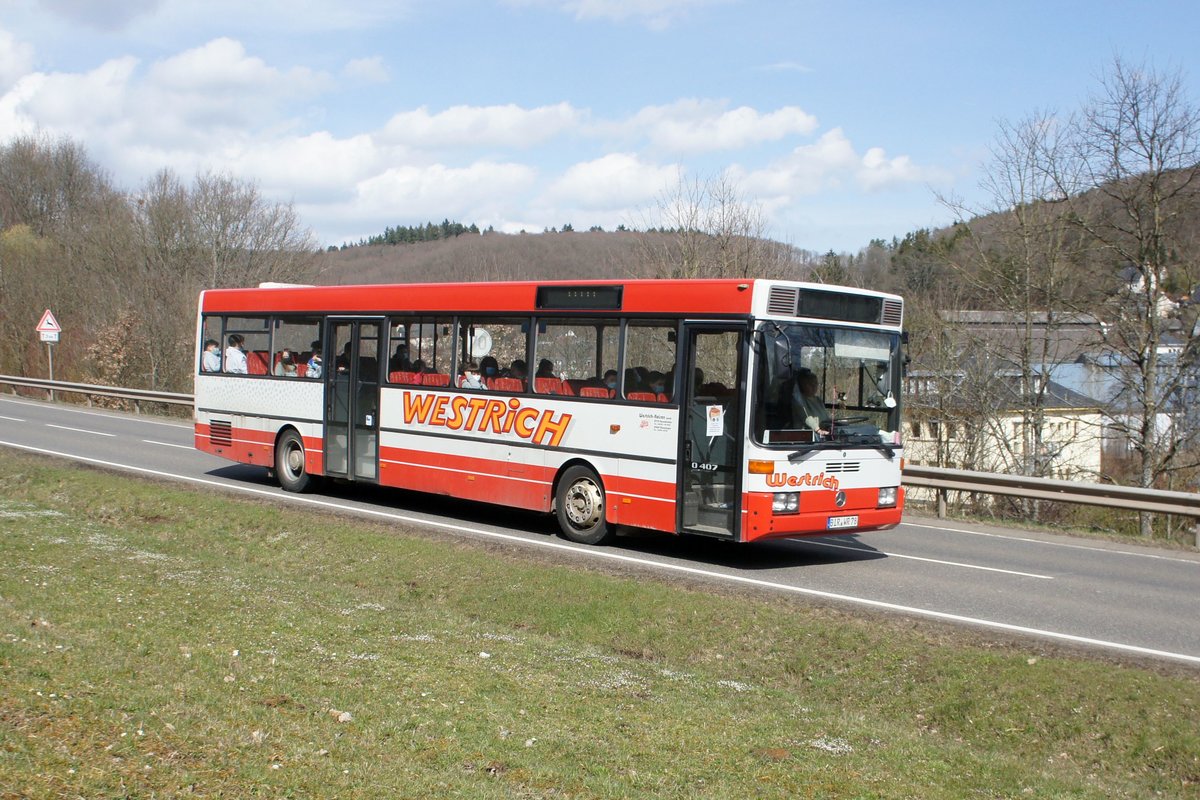 Bus Rheinland-Pfalz: Mercedes-Benz O 407 (BIR-WR 78) vom Omnibusbetrieb Westrich Reisen GmbH, aufgenommen im März 2021 in der Nähe von Herrstein, einer Ortsgemeinde im Landkreis Birkenfeld.