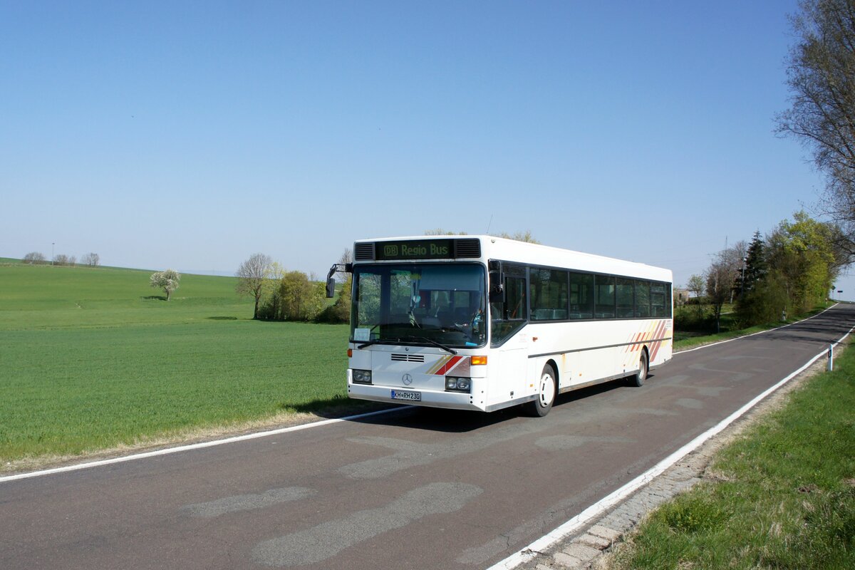 Bus Rheinland-Pfalz: Mercedes-Benz O 407 (KH-RH 230) der Rudolf Herz GmbH & Co. KG, aufgenommen im April 2021 in der Nähe von Becherbach (​Pfalz), einer Ortsgemeinde im Landkreis Bad Kreuznach in Rheinland-Pfalz.