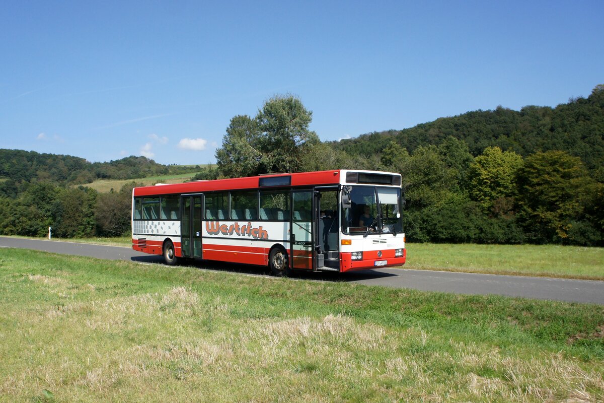 Bus Rheinland-Pfalz: Mercedes-Benz O 407 (BIR-WR 50) vom Omnibusbetrieb Westrich Reisen GmbH, aufgenommen im September 2021 bei einem Zwischenhalt in der Nähe von Herrstein, einer Ortsgemeinde im Landkreis Birkenfeld.