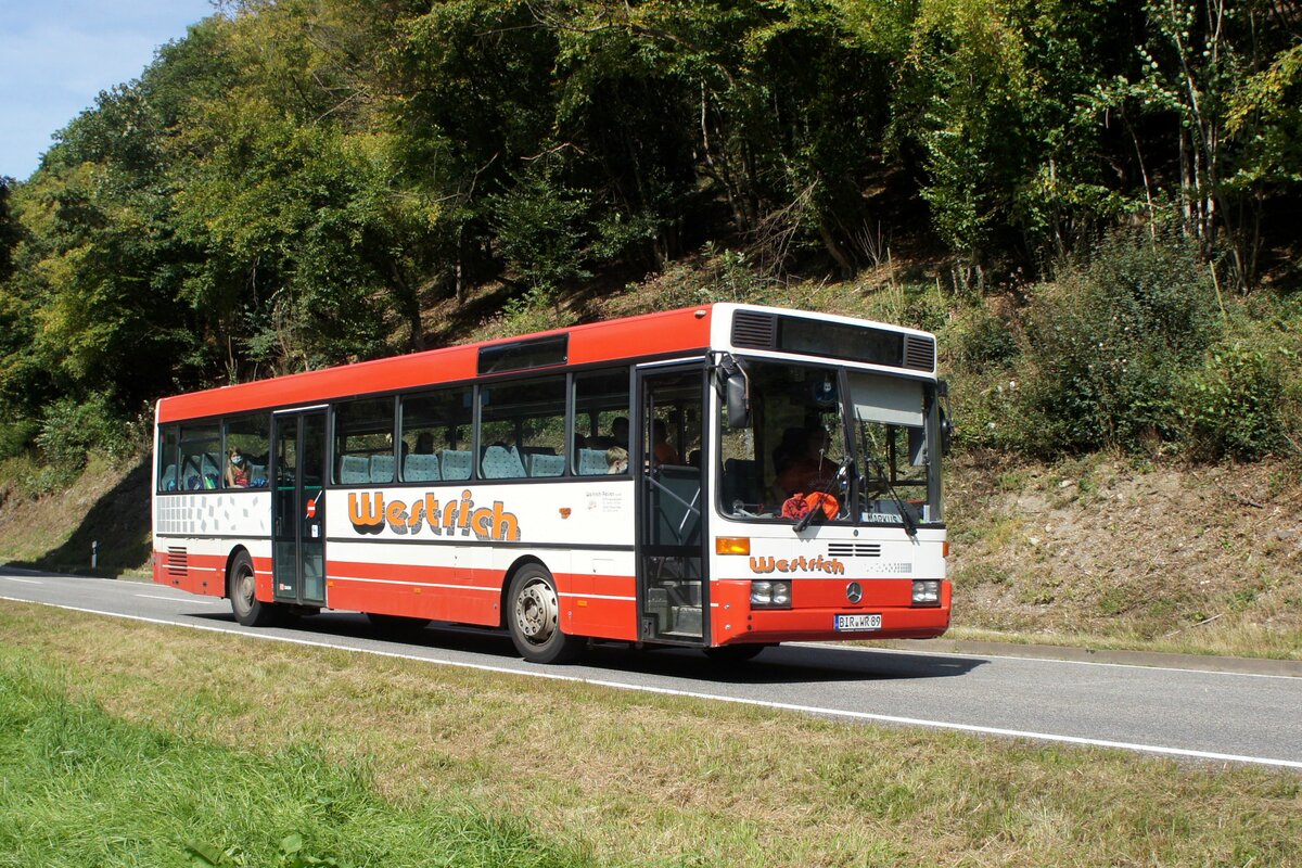 Bus Rheinland-Pfalz: Mercedes-Benz O 407 (BIR-WR 89) vom Omnibusbetrieb Westrich Reisen GmbH, aufgenommen im September 2021 in der Nähe von Herrstein, einer Ortsgemeinde im Landkreis Birkenfeld.
