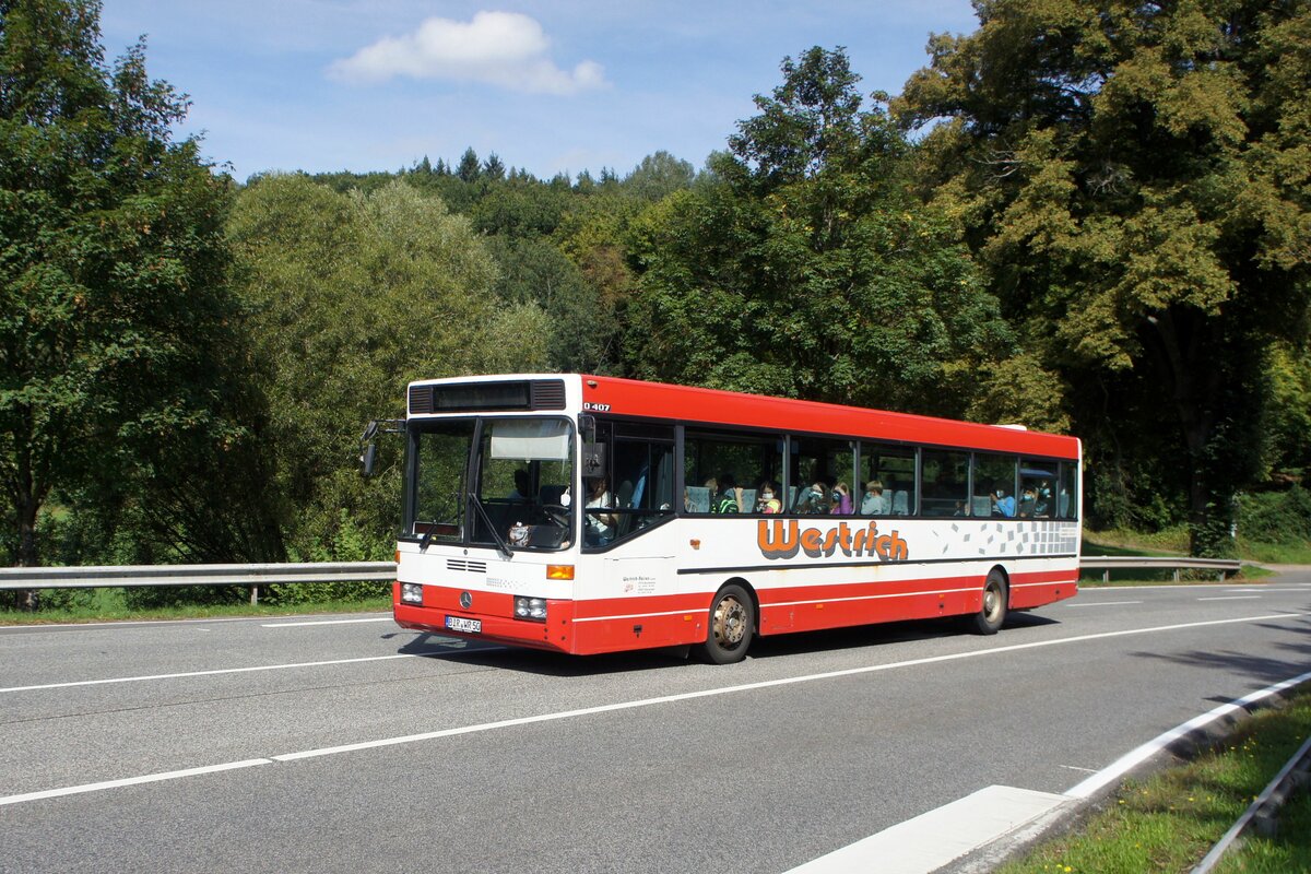 Bus Rheinland-Pfalz: Mercedes-Benz O 407 (BIR-WR 50) vom Omnibusbetrieb Westrich Reisen GmbH, aufgenommen im September 2021 in der Nähe von Herrstein, einer Ortsgemeinde im Landkreis Birkenfeld.