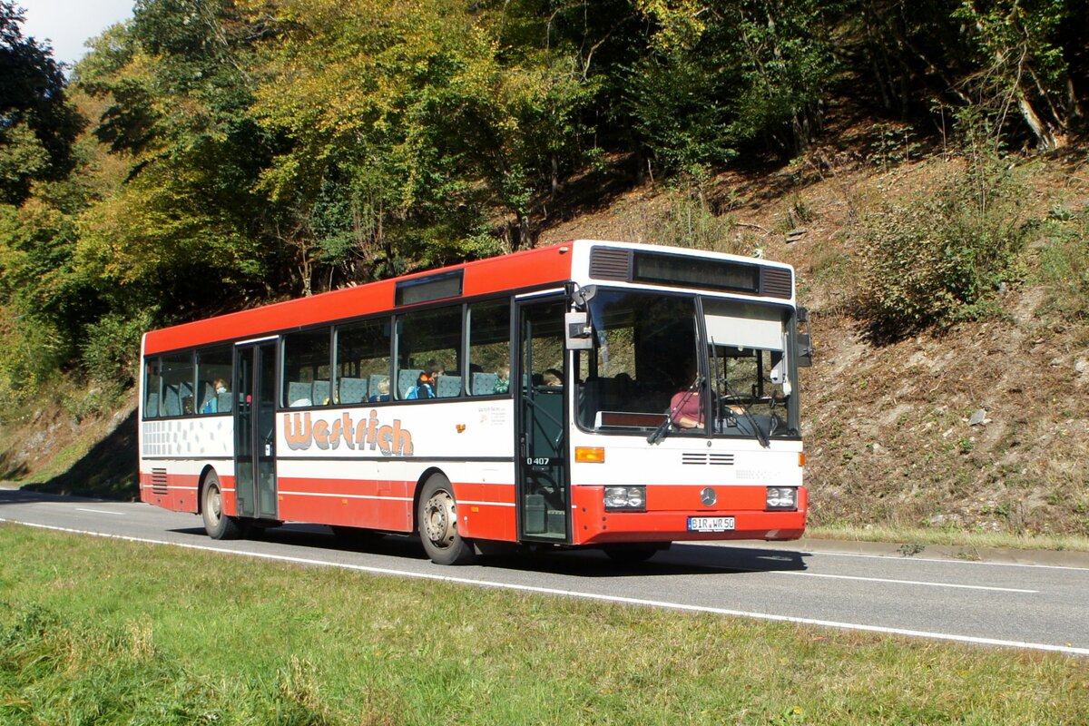 Bus Rheinland-Pfalz: Mercedes-Benz O 407 (BIR-WR 50) vom Omnibusbetrieb Westrich Reisen GmbH, aufgenommen im Oktober 2021 in der Nähe von Herrstein, einer Ortsgemeinde im Landkreis Birkenfeld.