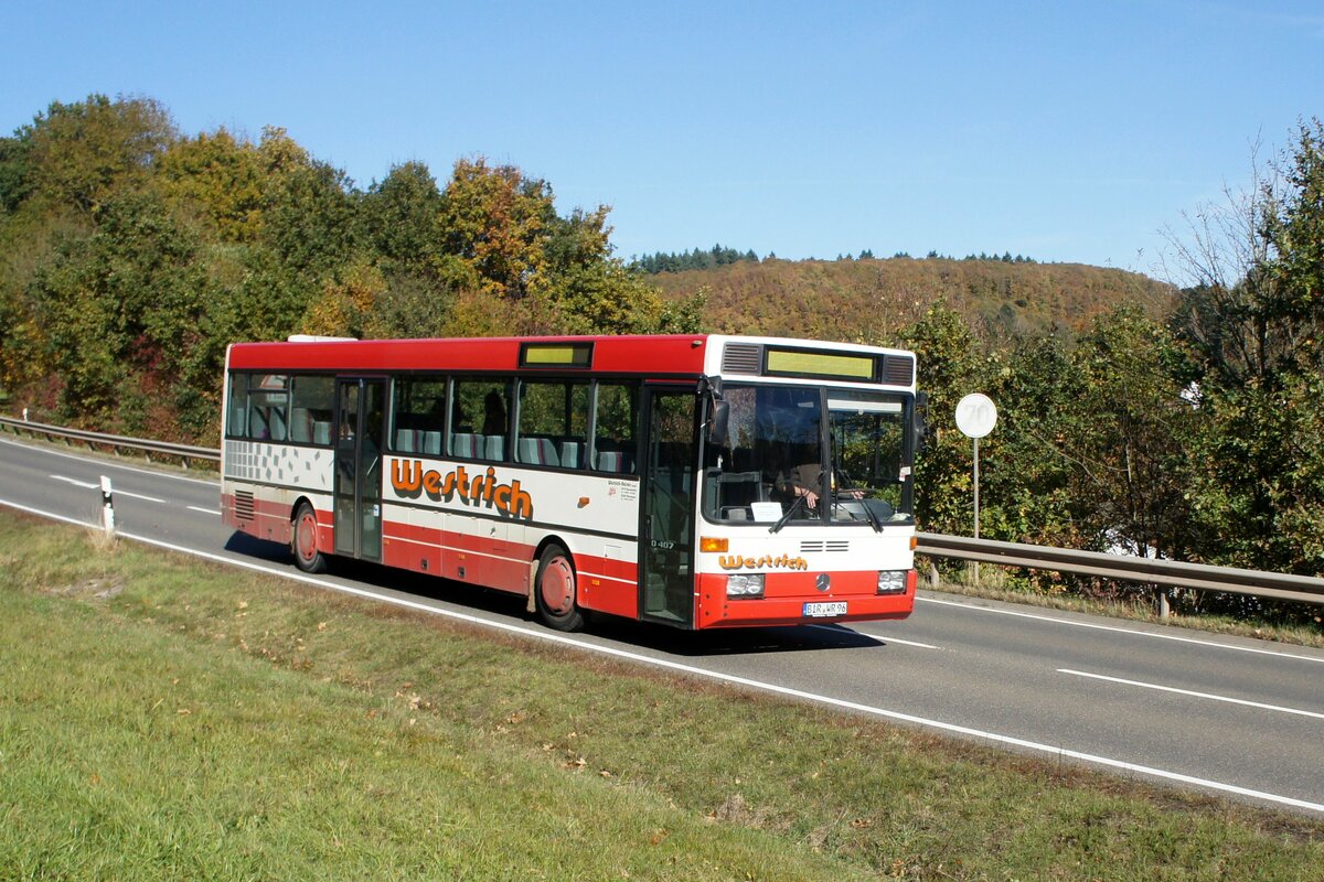 Bus Rheinland-Pfalz: Mercedes-Benz O 407 (BIR-WR 96) vom Omnibusbetrieb Westrich Reisen GmbH, aufgenommen im Oktober 2021 in der Nähe von Herrstein, einer Ortsgemeinde im Landkreis Birkenfeld.