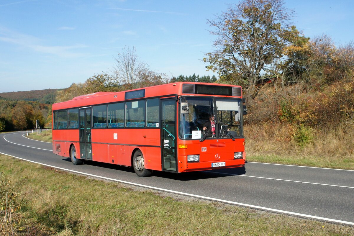Bus Rheinland-Pfalz: Mercedes-Benz O 407 (KH-RH 789) der Rudolf Herz GmbH & Co. KG, aufgenommen im Oktober 2021 in der Nähe von Sienhachenbach, einer Ortsgemeinde im Landkreis Birkenfeld.