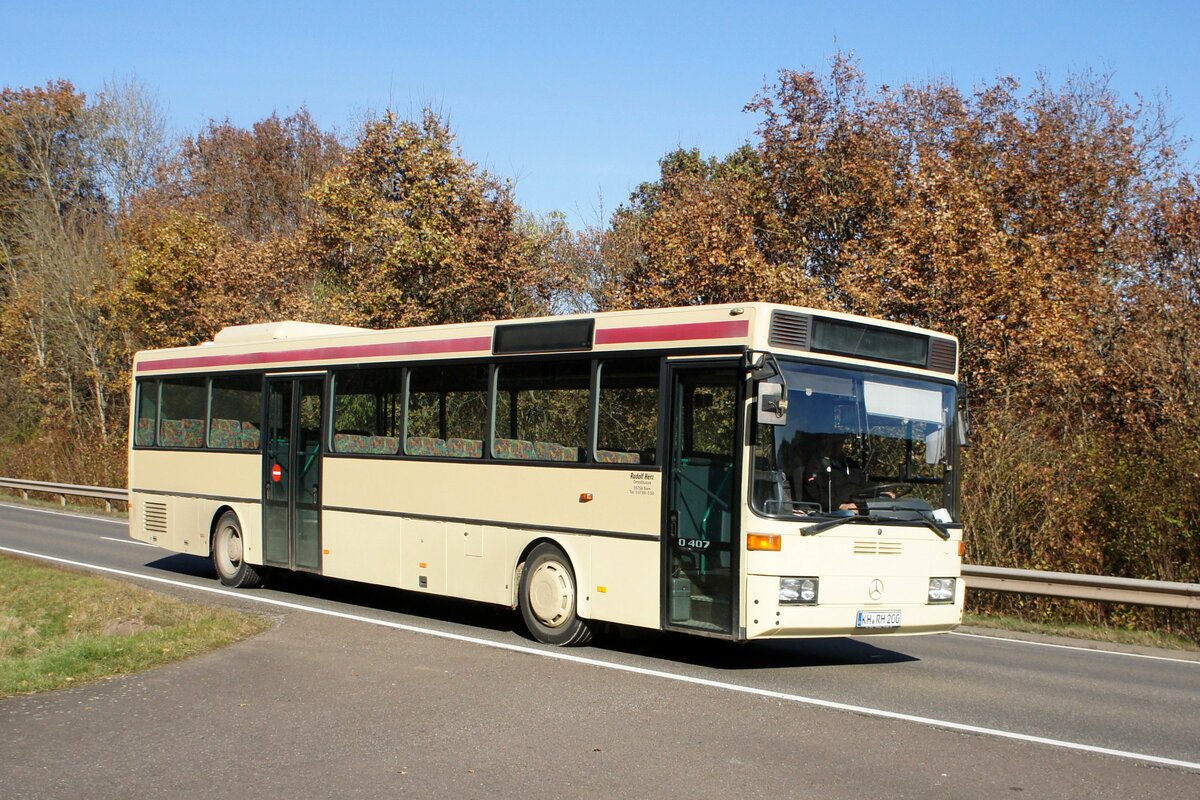 Bus Rheinland-Pfalz: Mercedes-Benz O 407 (KH-RH 200) der Rudolf Herz GmbH & Co. KG, aufgenommen im November 2021 in der Nähe von Herrstein, einer Ortsgemeinde im Landkreis Birkenfeld.