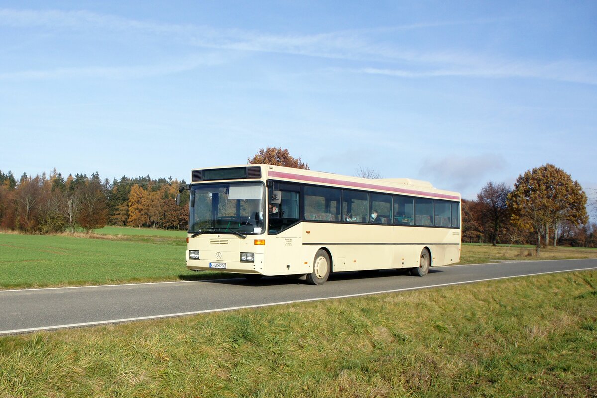 Bus Rheinland-Pfalz: Mercedes-Benz O 407 (KH-RH 200) der Rudolf Herz GmbH & Co. KG, aufgenommen im November 2021 in der Nähe von Rhaunen, einer Ortsgemeinde im Landkreis Birkenfeld.