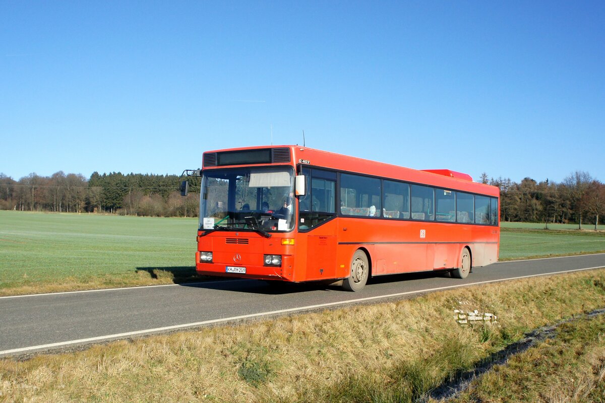 Bus Rheinland-Pfalz: Mercedes-Benz O 407 (KH-RH 209) der Rudolf Herz GmbH & Co. KG, aufgenommen im Dezember 2021 in der Nähe von Rhaunen, einer Ortsgemeinde im Landkreis Birkenfeld.