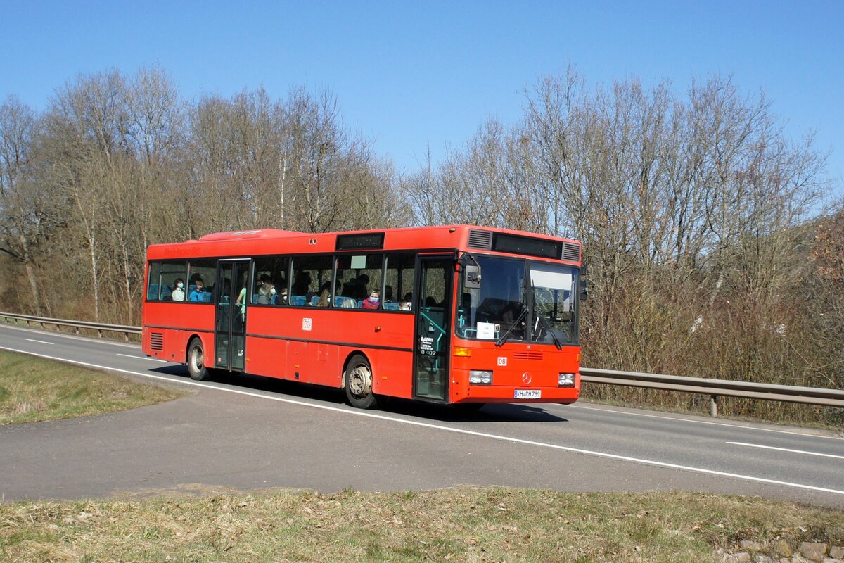 Bus Rheinland-Pfalz: Mercedes-Benz O 407 (KH-RH 789) der Rudolf Herz GmbH & Co. KG, aufgenommen im März 2022 in der Nähe von Herrstein, einer Ortsgemeinde im Landkreis Birkenfeld.