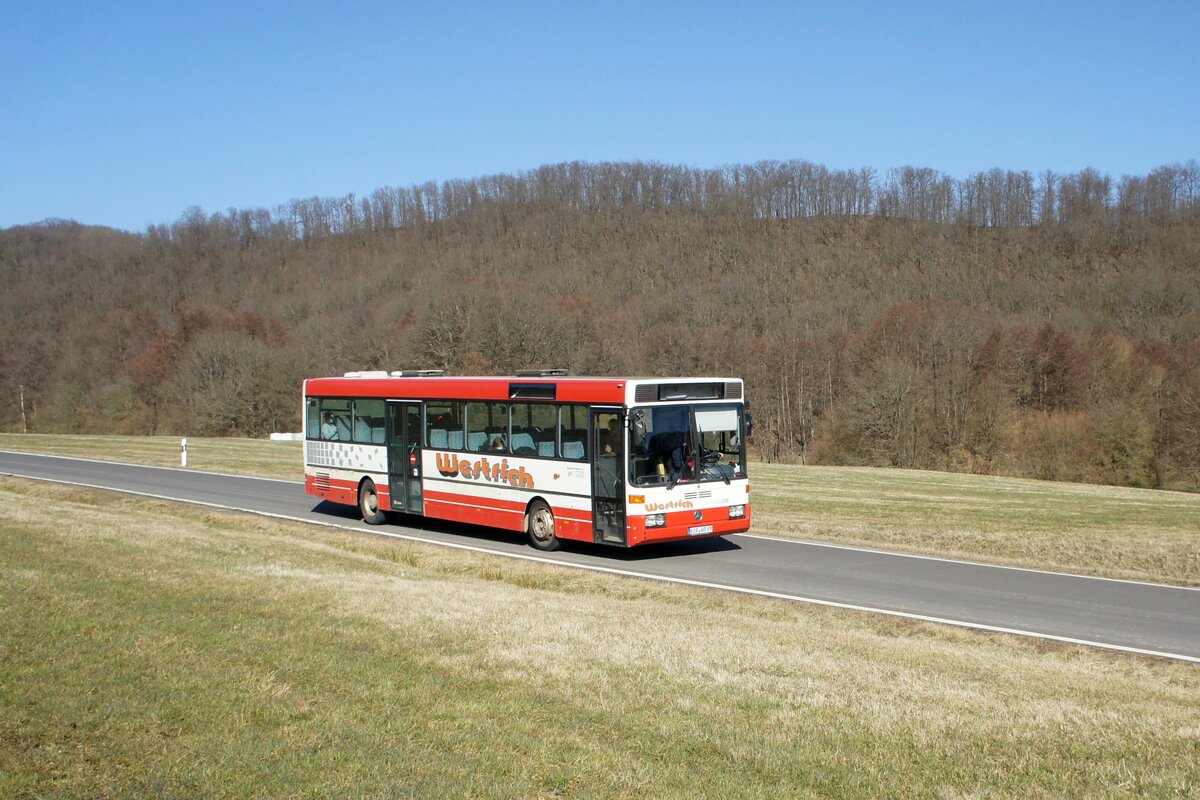 Bus Rheinland-Pfalz: Mercedes-Benz O 407 (BIR-WR 89) vom Omnibusbetrieb Westrich Reisen GmbH, aufgenommen im März 2022 in der Nähe von Herrstein, einer Ortsgemeinde im Landkreis Birkenfeld.