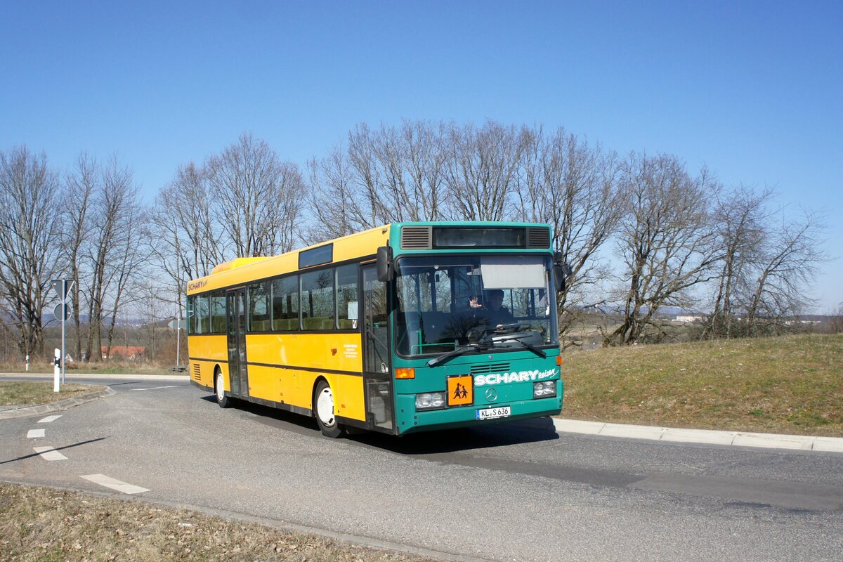 Bus Rheinland-Pfalz: Mercedes-Benz O 407 (KL-S 636) von Schary-Reisen GbR, aufgenommen im März 2022 in Sembach, einer Ortsgemeinde im Landkreis Kaiserslautern.