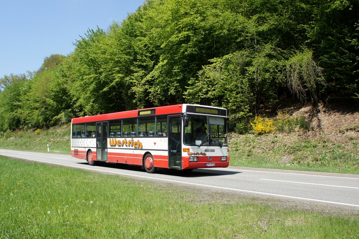 Bus Rheinland-Pfalz: Mercedes-Benz O 407 (BIR-WR 96) vom Omnibusbetrieb Westrich Reisen GmbH, aufgenommen im Mai 2022 in der Nähe von Herrstein, einer Ortsgemeinde im Landkreis Birkenfeld.