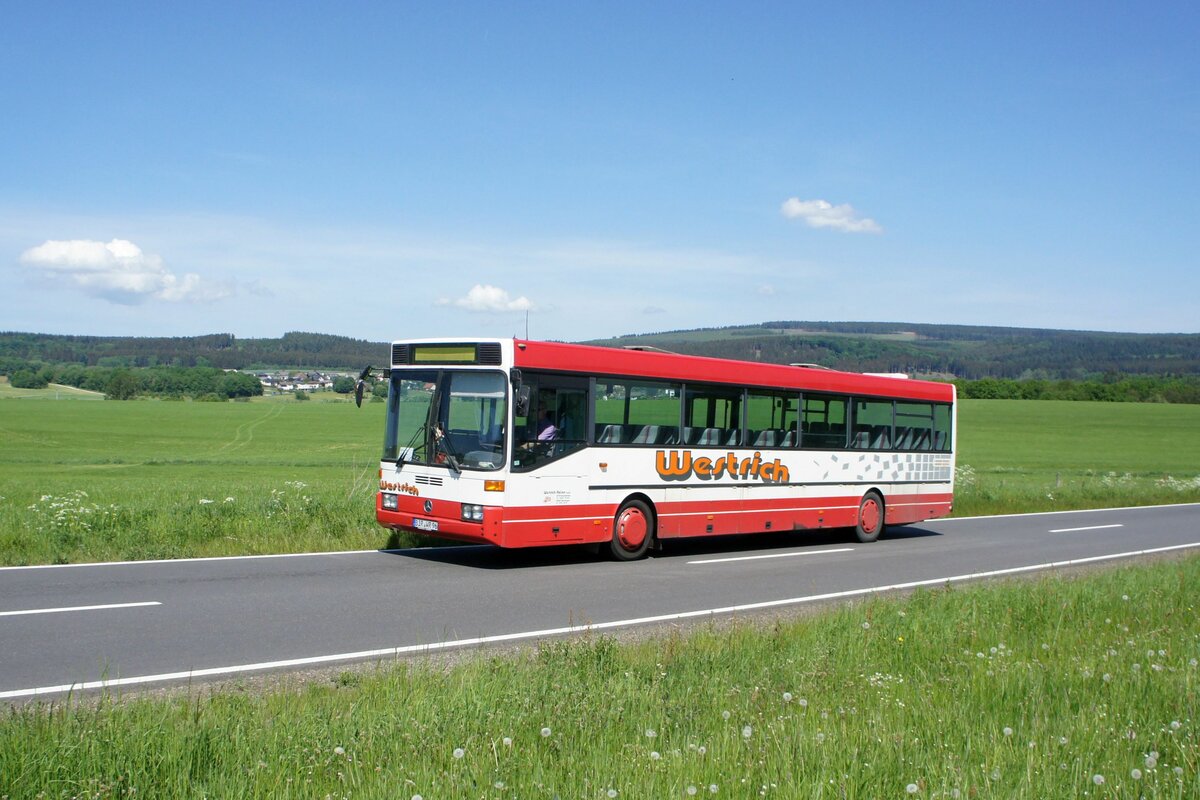 Bus Rheinland-Pfalz: Mercedes-Benz O 407 (BIR-WR 96) vom Omnibusbetrieb Westrich Reisen GmbH, aufgenommen im Mai 2022 in der Nähe von Kempfeld, einer Ortsgemeinde im Landkreis Birkenfeld.