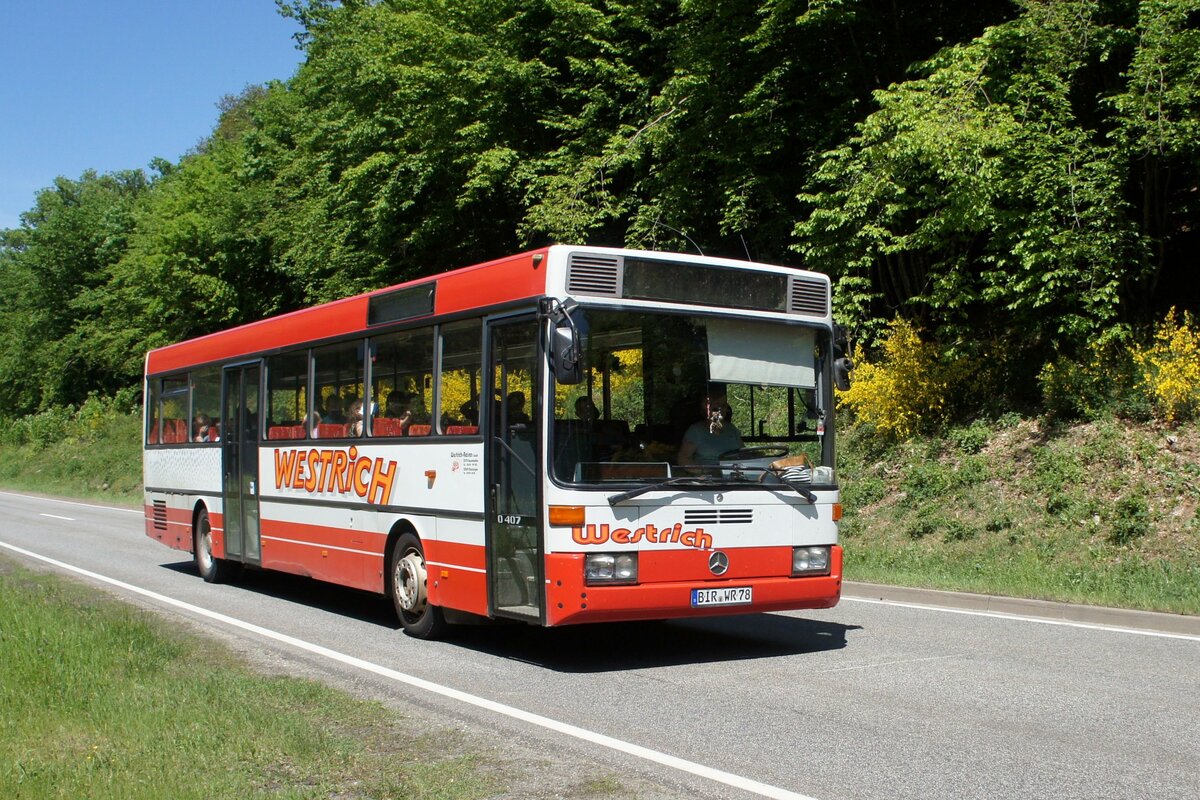 Bus Rheinland-Pfalz: Mercedes-Benz O 407 (BIR-WR 78) vom Omnibusbetrieb Westrich Reisen GmbH, aufgenommen im Mai 2022 in der Nähe von Herrstein, einer Ortsgemeinde im Landkreis Birkenfeld.