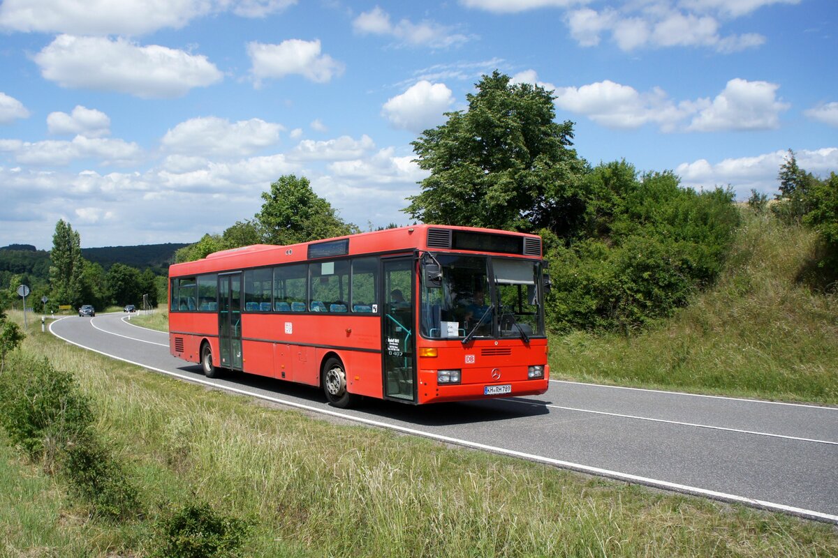 Bus Rheinland-Pfalz: Mercedes-Benz O 407 (KH-RH 789) der Rudolf Herz GmbH & Co. KG, aufgenommen im Juni 2022 in der Nähe von Sienhachenbach, einer Ortsgemeinde im Landkreis Birkenfeld.