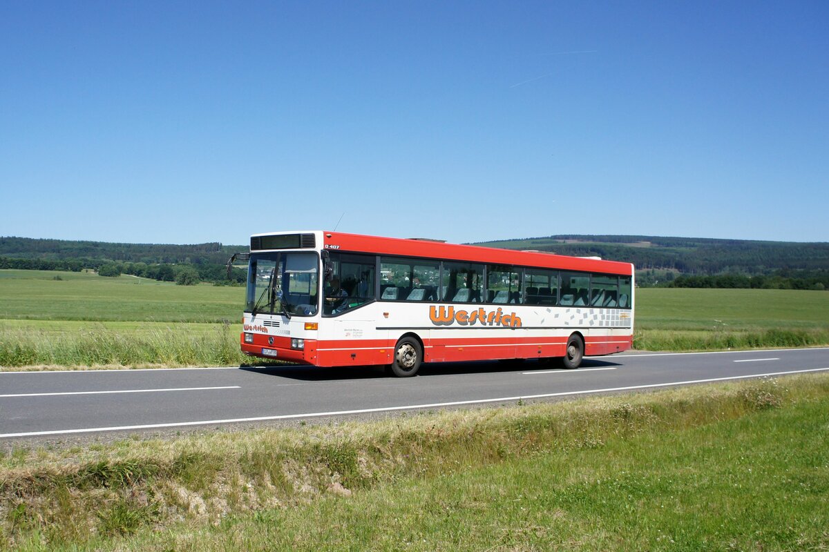 Bus Rheinland-Pfalz: Mercedes-Benz O 407 (BIR-WR 89) vom Omnibusbetrieb Westrich Reisen GmbH, aufgenommen im Juni 2022 in der Nähe von Kempfeld, einer Ortsgemeinde im Landkreis Birkenfeld.
