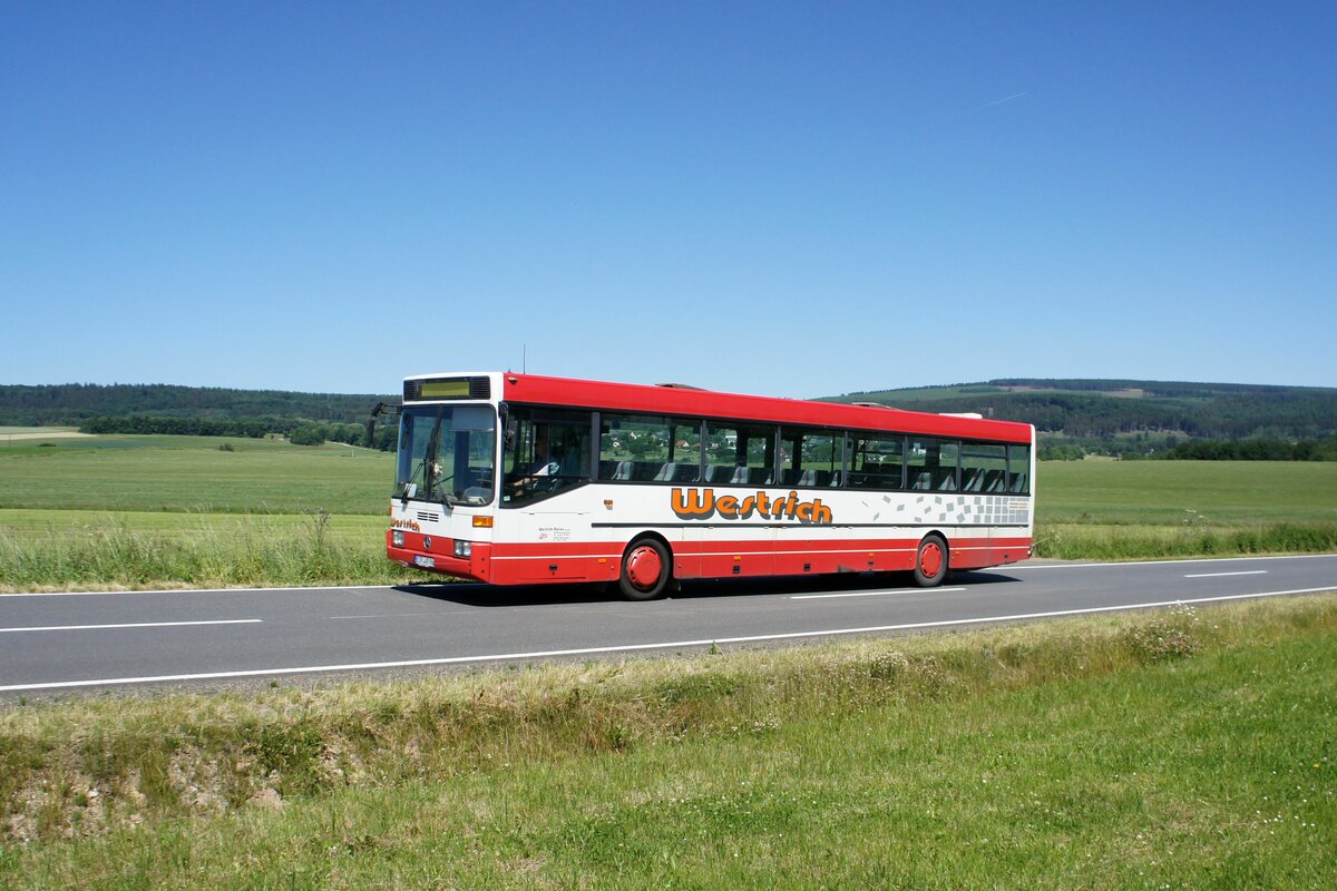 Bus Rheinland-Pfalz: Mercedes-Benz O 407 (BIR-WR 96) vom Omnibusbetrieb Westrich Reisen GmbH, aufgenommen im Juni 2022 in der Nähe von Kempfeld, einer Ortsgemeinde im Landkreis Birkenfeld.