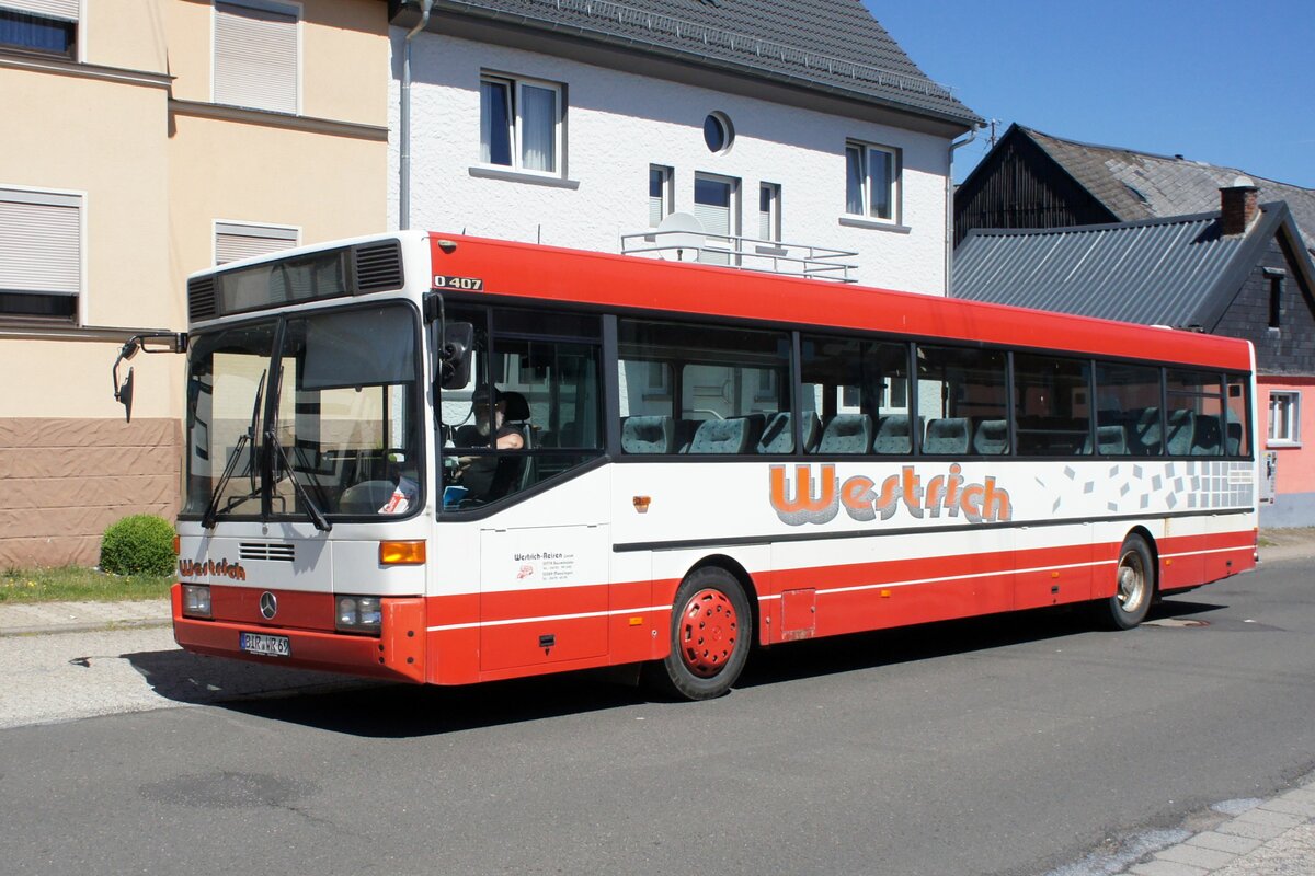 Bus Rheinland-Pfalz: Mercedes-Benz O 407 (BIR-WR 69) vom Omnibusbetrieb Westrich Reisen GmbH, aufgenommen im Juni 2022 in Kempfeld, einer Ortsgemeinde im Landkreis Birkenfeld.