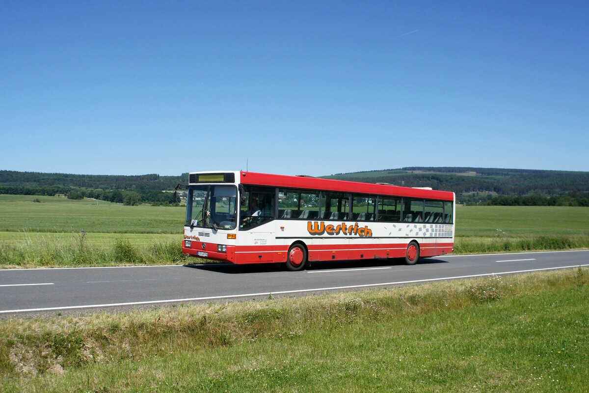 Bus Rheinland-Pfalz: Mercedes-Benz O 407 (BIR-WR 96) vom Omnibusbetrieb Westrich Reisen GmbH, aufgenommen im Juni 2022 in der Nähe von Kempfeld, einer Ortsgemeinde im Landkreis Birkenfeld.