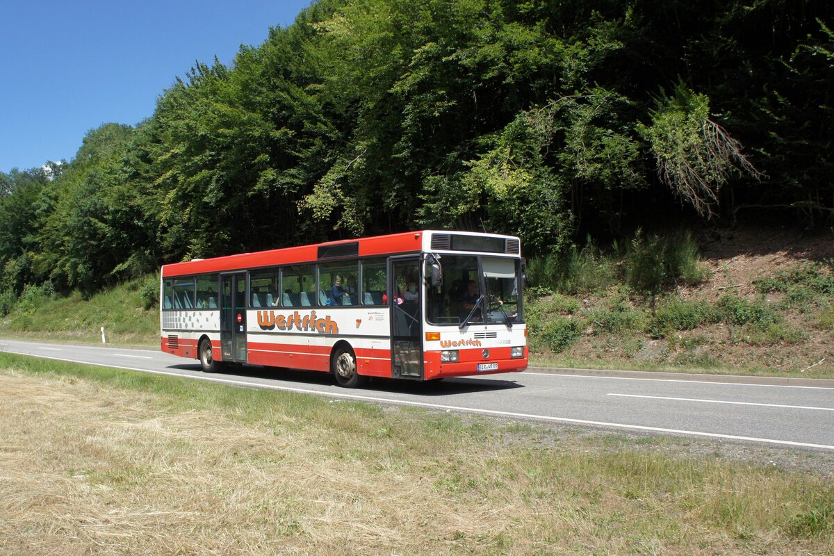 Bus Rheinland-Pfalz: Mercedes-Benz O 407 (BIR-WR 89) vom Omnibusbetrieb Westrich Reisen GmbH, aufgenommen im Juli 2022 in der Nähe von Herrstein, einer Ortsgemeinde im Landkreis Birkenfeld.