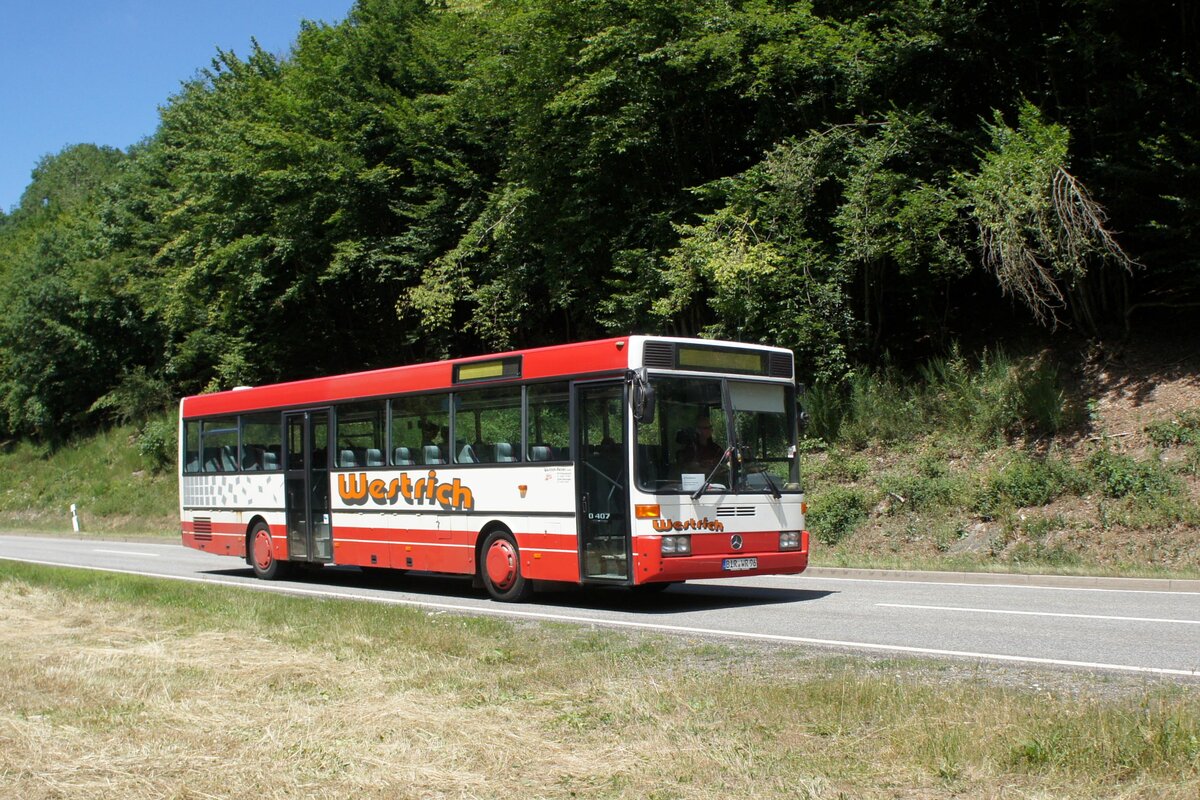 Bus Rheinland-Pfalz: Mercedes-Benz O 407 (BIR-WR 96) vom Omnibusbetrieb Westrich Reisen GmbH, aufgenommen im Juli 2022 in der Nähe von Herrstein, einer Ortsgemeinde im Landkreis Birkenfeld.