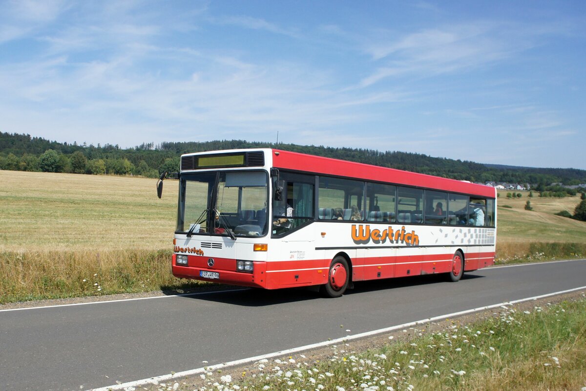 Bus Rheinland-Pfalz: Mercedes-Benz O 407 (BIR-WR 96) vom Omnibusbetrieb Westrich Reisen GmbH, aufgenommen im Juli 2022 in der Nähe von Bruchweiler, einer Ortsgemeinde im Landkreis Birkenfeld.