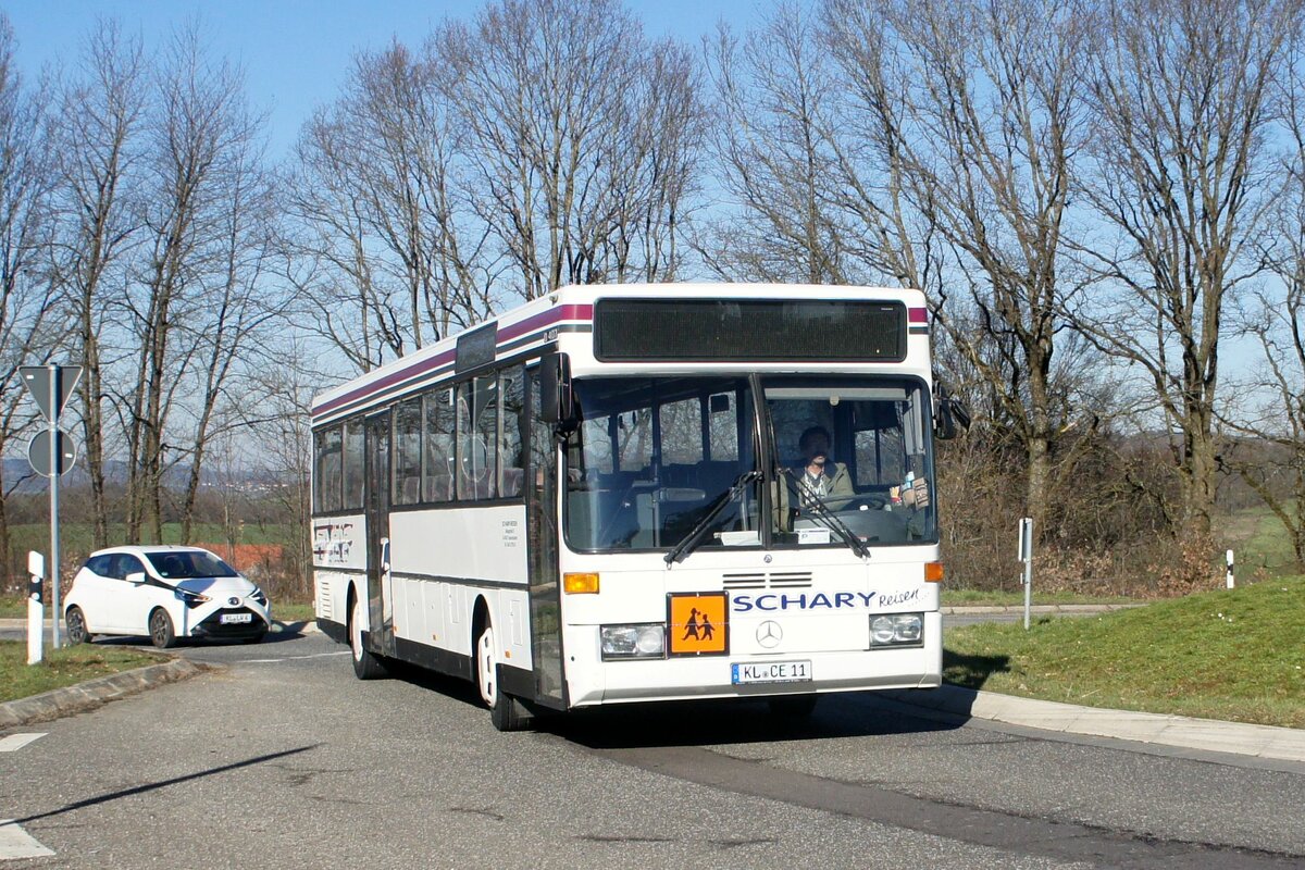Bus Rheinland-Pfalz: Mercedes-Benz O 407 mit Stadtbusfront (KL-CE 11) von Schary-Reisen GbR, aufgenommen im Februar 2023 in Sembach, einer Ortsgemeinde im Landkreis Kaiserslautern.