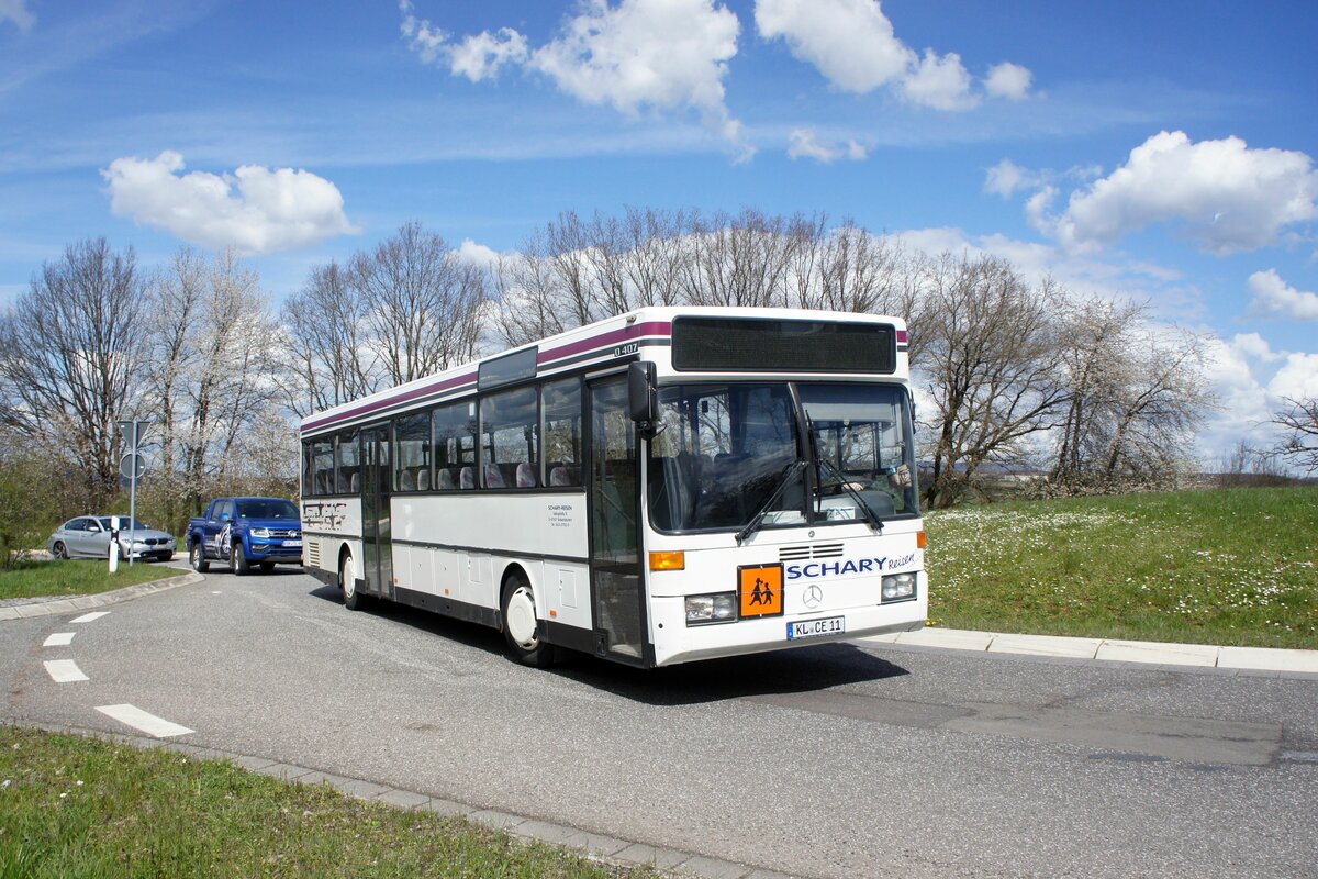 Bus Rheinland-Pfalz: Mercedes-Benz O 407 mit Stadtbusfront (KL-CE 11) von Schary-Reisen GbR, aufgenommen im April 2023 in Sembach, einer Ortsgemeinde im Landkreis Kaiserslautern.