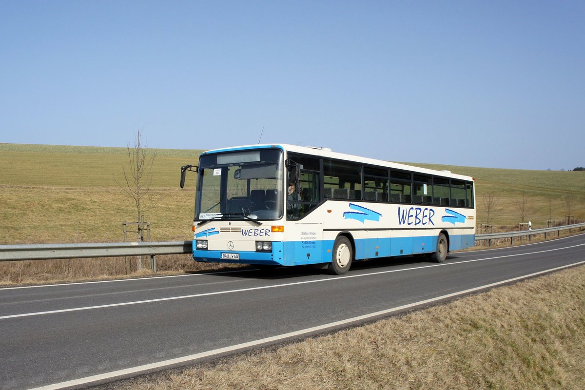 Bus Rheinland-Pfalz: Mercedes-Benz O 408 (DAU-W 60) vom Busunternehmen Stefan Weber, aufgenommen im Februar 2021 in der Nähe von Boos, einer Ortsgemeinde im Landkreis Mayen-Koblenz.
