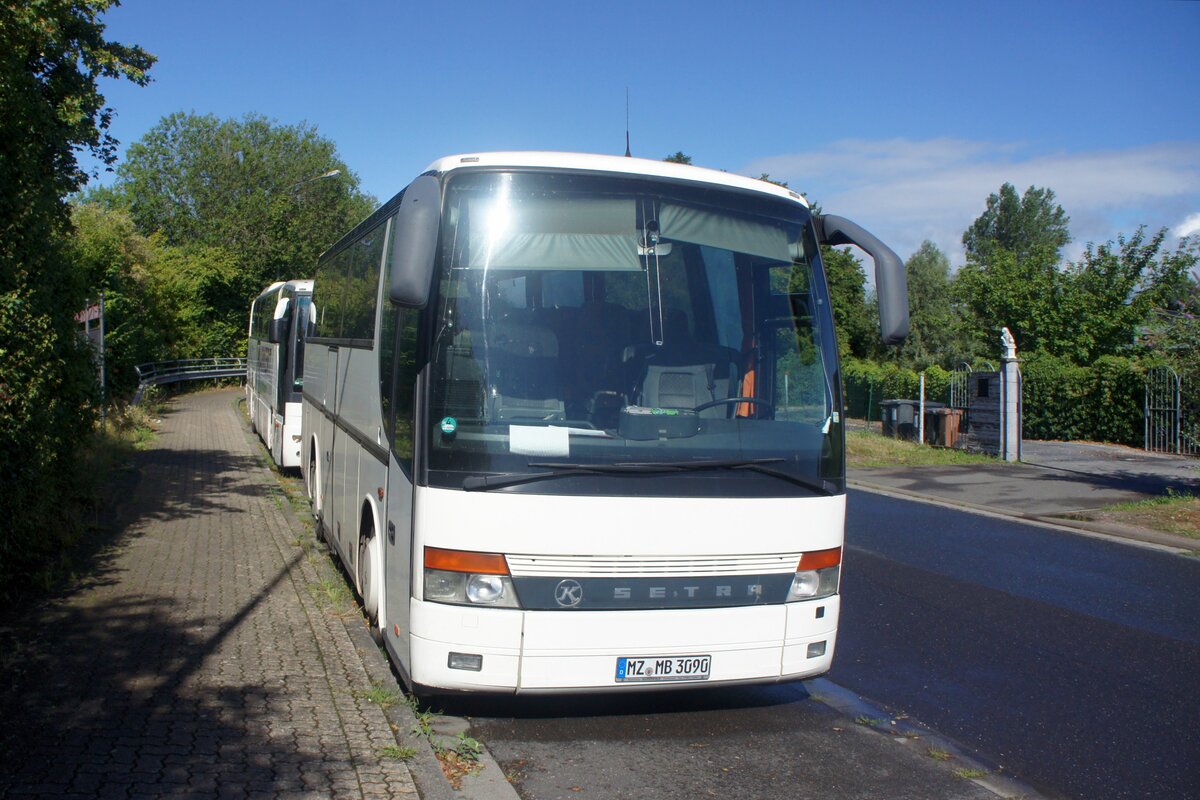 Bus Rheinland-Pfalz: Setra S 309 HD (MZ-MB 3090) von Markert Busreisen, aufgenommen im August 2023 in Gaulsheim, einem Stadtteil von Bingen am Rhein im Landkreis Mainz-Bingen.