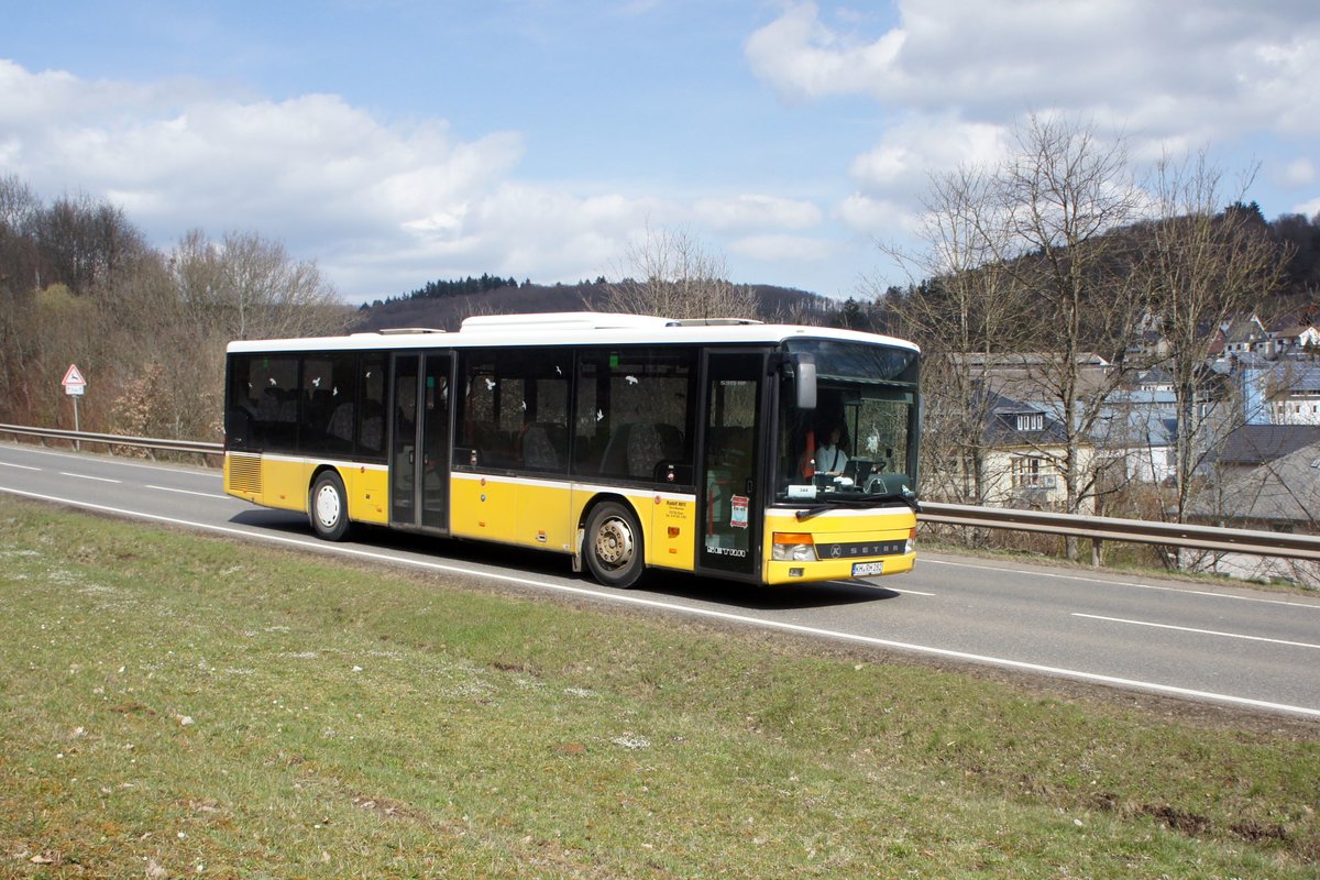 Bus Rheinland-Pfalz: Setra S 315 NF (KH-RH 282) der Rudolf Herz GmbH & Co. KG, aufgenommen im März 2021 in der Nähe von Herrstein, einer Ortsgemeinde im Landkreis Birkenfeld.