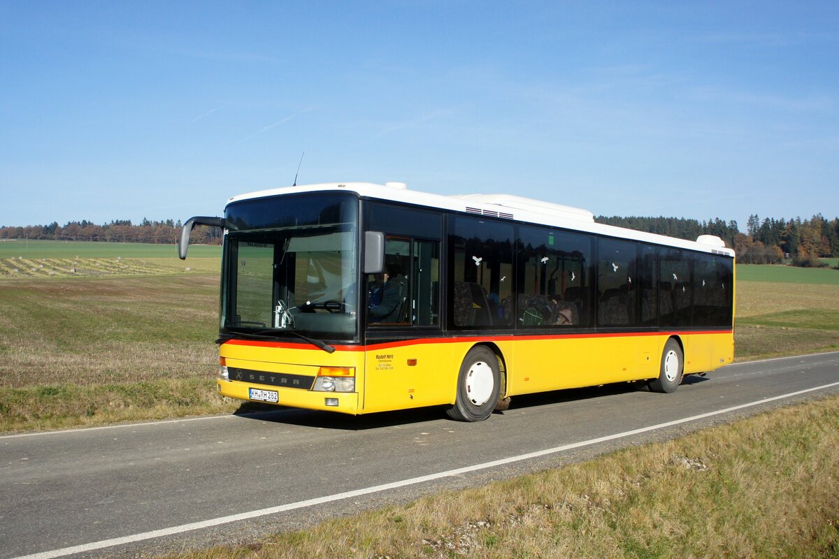 Bus Rheinland-Pfalz: Setra S 315 NF (KH-RH 282) der Rudolf Herz GmbH & Co. KG, aufgenommen im November 2021 in der Nähe von Rhaunen, einer Ortsgemeinde im Landkreis Birkenfeld.