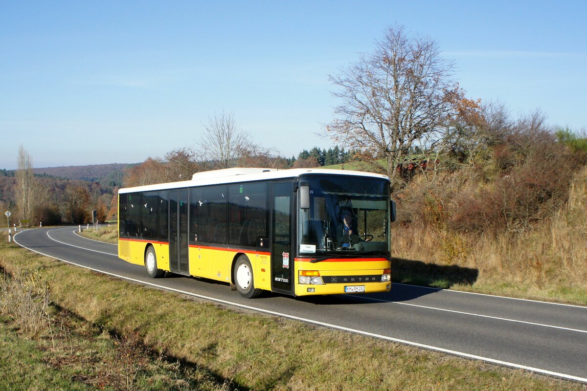 Bus Rheinland-Pfalz: Setra S 315 NF (KH-RH 282) der Rudolf Herz GmbH & Co. KG, aufgenommen im November 2021 in der Nähe von Sienhachenbach, einer Ortsgemeinde im Landkreis Birkenfeld.