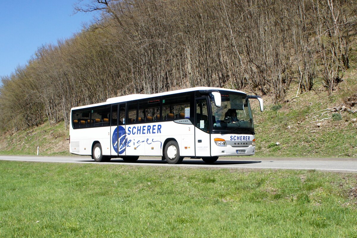 Bus Rheinland-Pfalz: Setra S 415 UL-GT (SIM-SR 348) von Scherer Reisen, aufgenommen im April 2021 in der Nähe von Herrstein, einer Ortsgemeinde im Landkreis Birkenfeld.