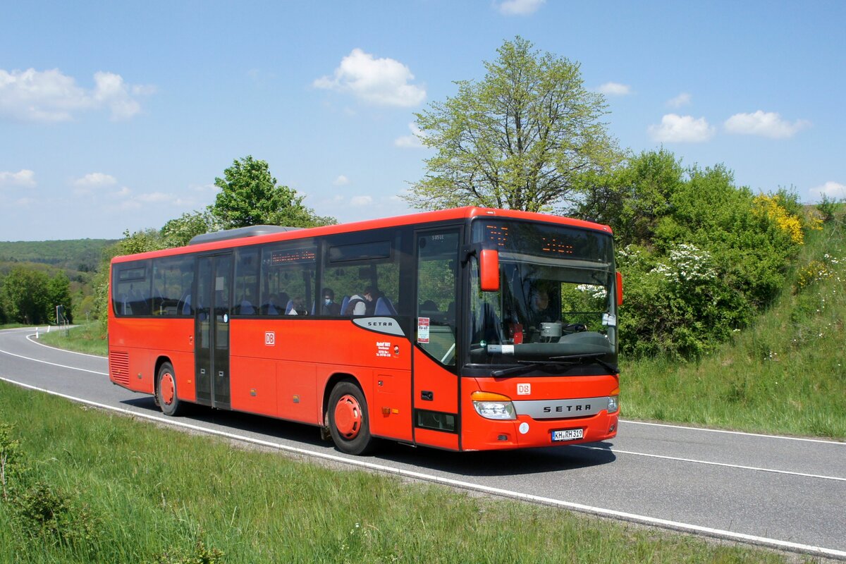 Bus Rheinland-Pfalz: Setra S 415 UL (KH-RH 319) der Rudolf Herz GmbH & Co. KG, aufgenommen im Mai 2022 in der Nähe von Sienhachenbach, einer Ortsgemeinde im Landkreis Birkenfeld.
