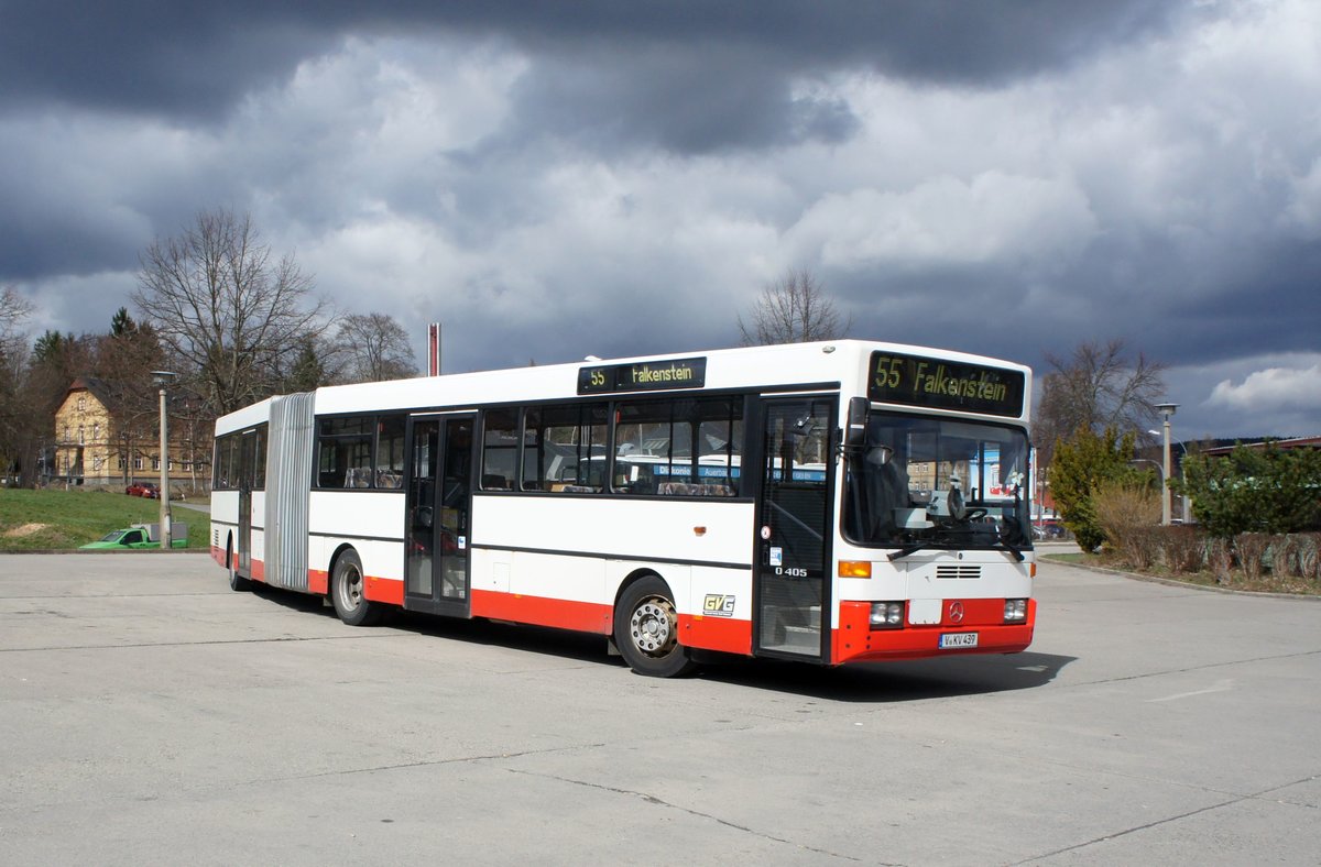Bus Rodewisch / Bus Vogtland: Mercedes-Benz O 405 G - Gelenkbus mit einflügeliger Vordertür (V-KV 439) der Göltzschtal-Verkehr GmbH Rodewisch (GVG), aufgenommen im März 2019 am Busbahnhof von Rodewisch.