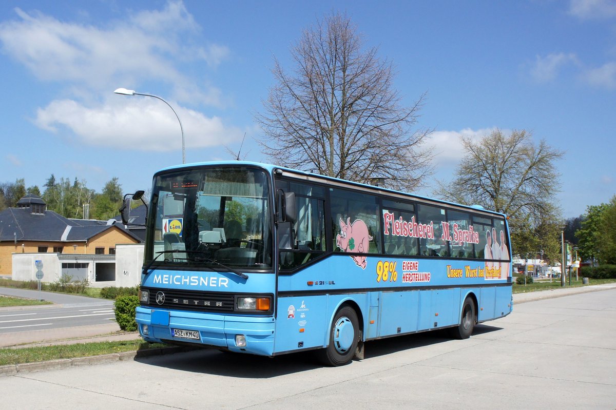 Bus Rodewisch / Bus Vogtland: Setra S 213 UL (ASZ-KM 40) vom Omnibusbetrieb E. Meichsner GmbH, aufgenommen im April 2019 am Busbahnhof von Rodewisch.