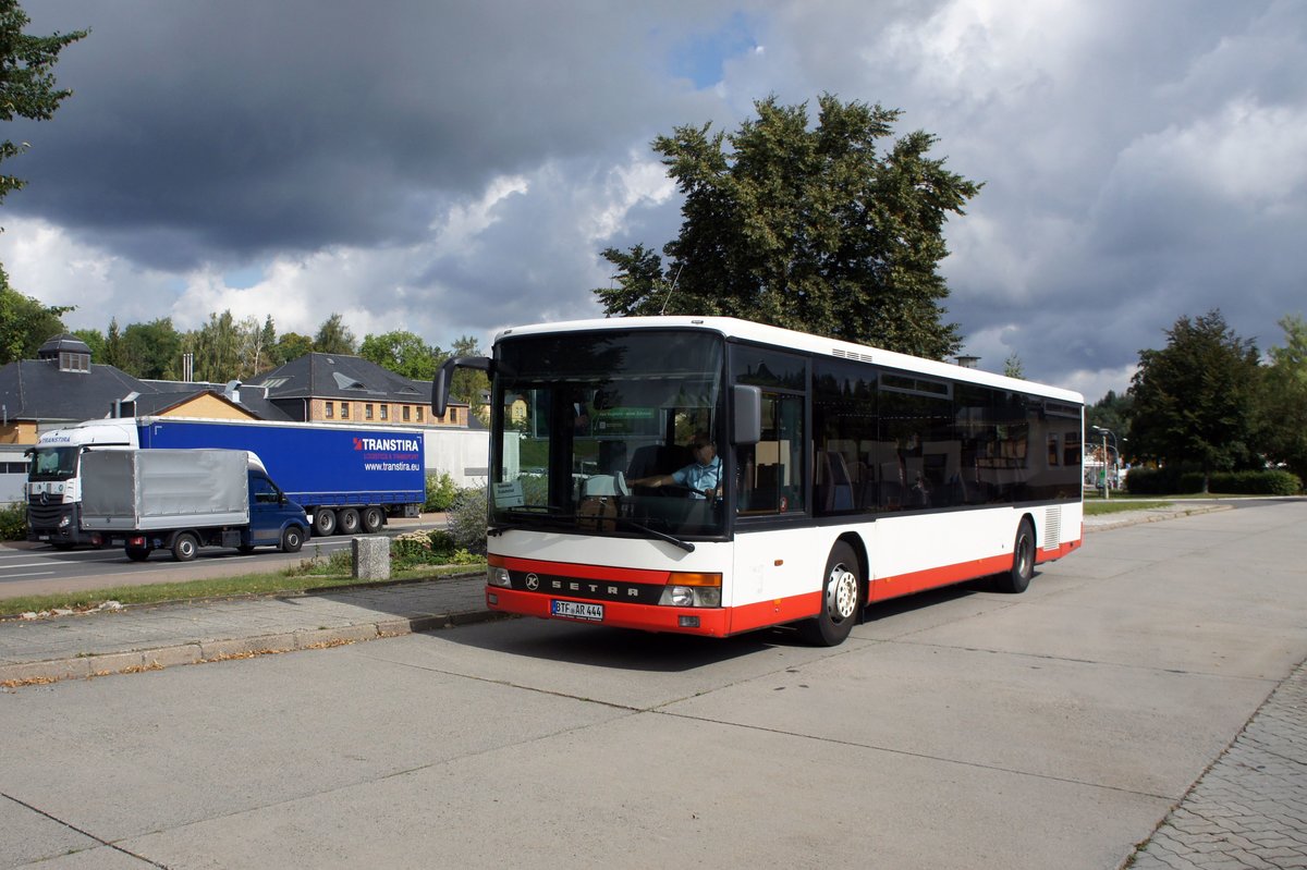 Bus Rodewisch / Bus Vogtland: Setra S 315 NF der Göltzschtal-Verkehr GmbH Rodewisch (GVG). Hierbei handelt es sich um einen Leihwagen der Reichert - Bus GmbH aus Muldestausee (Gemeinde in Sachsen-Anhalt). Aufgenommen im September 2019 am Busbahnhof von Rodewisch.