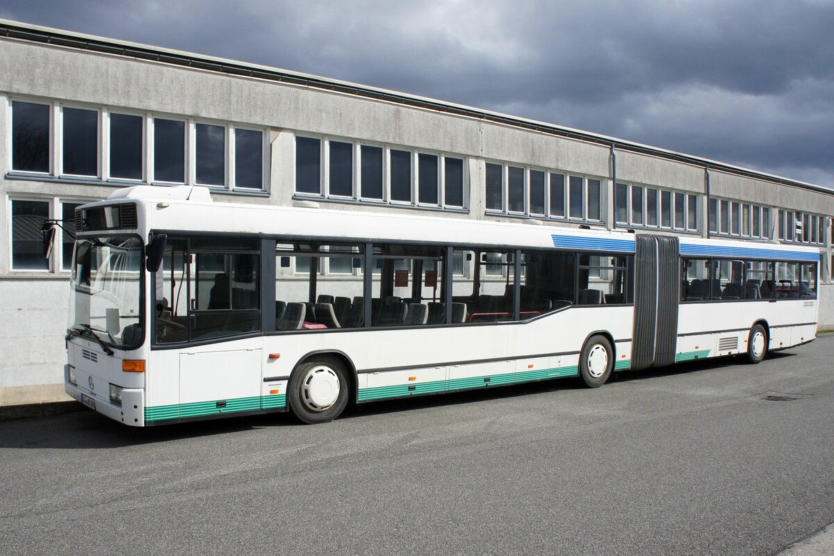 Bus Sachsen: Mercedes-Benz O 405 GNÜ (FG-UB 260) vom Reisedienst Brückner, aufgenommen im April 2021 in Lichtenau, einer Gemeinde im Landkreis Mittelsachsen.