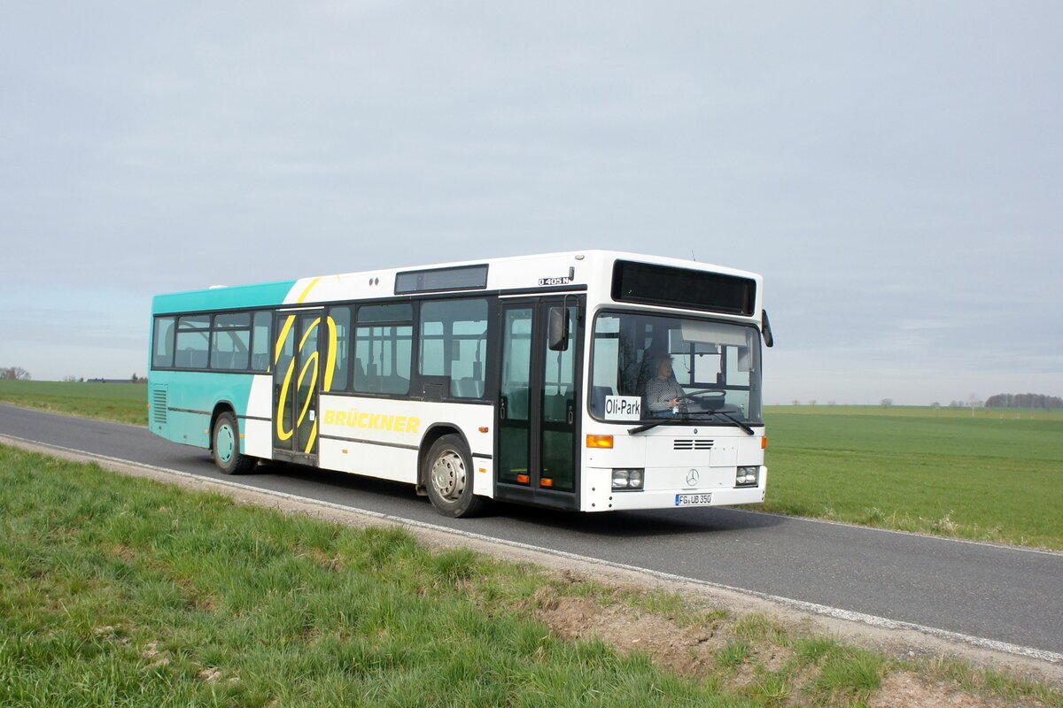 Bus Sachsen: Mercedes-Benz O 405 N (FG-UB 350) vom Reisedienst Brückner, aufgenommen im April 2022 in Lichtenau, einer Gemeinde im Landkreis Mittelsachsen.