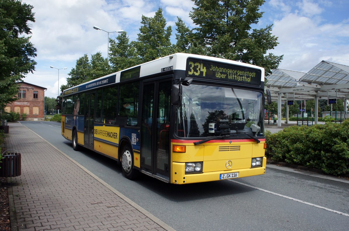 Bus Schwarzenberg / Bus Erzgebirge: Mercedes-Benz O 405 N (in der Lackierung der PostAuto Schweiz AG) der Firma Reisedienst Gerhart Kaiser GmbH aus Zwickau (im Auftrag der RVE - Regionalverkehr Erzgebirge GmbH). Aufgenommen im Juli 2017 am Bahnhof in Schwarzenberg / Erzgebirge.